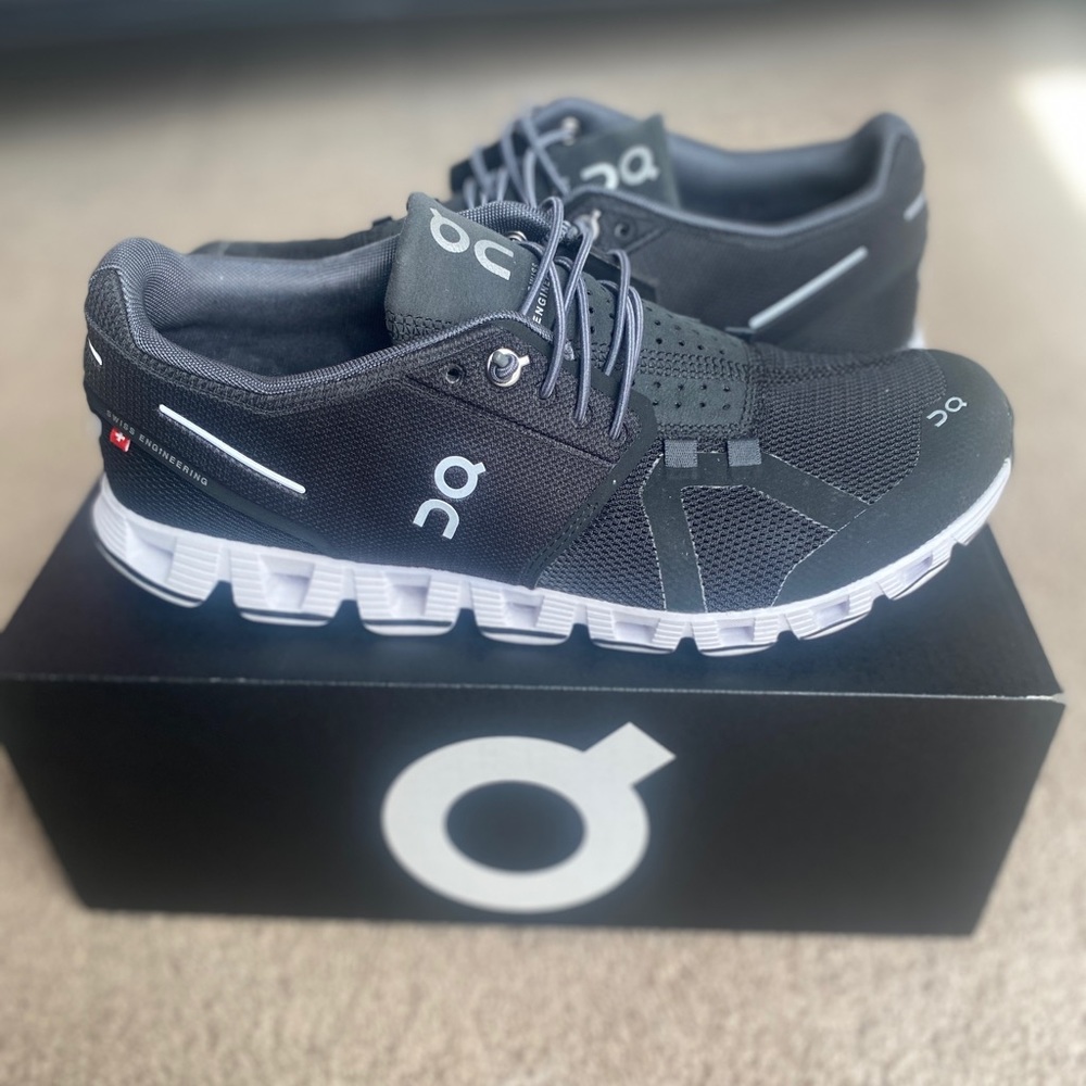 Womens On Running shoe Cloud Black/White sz 9